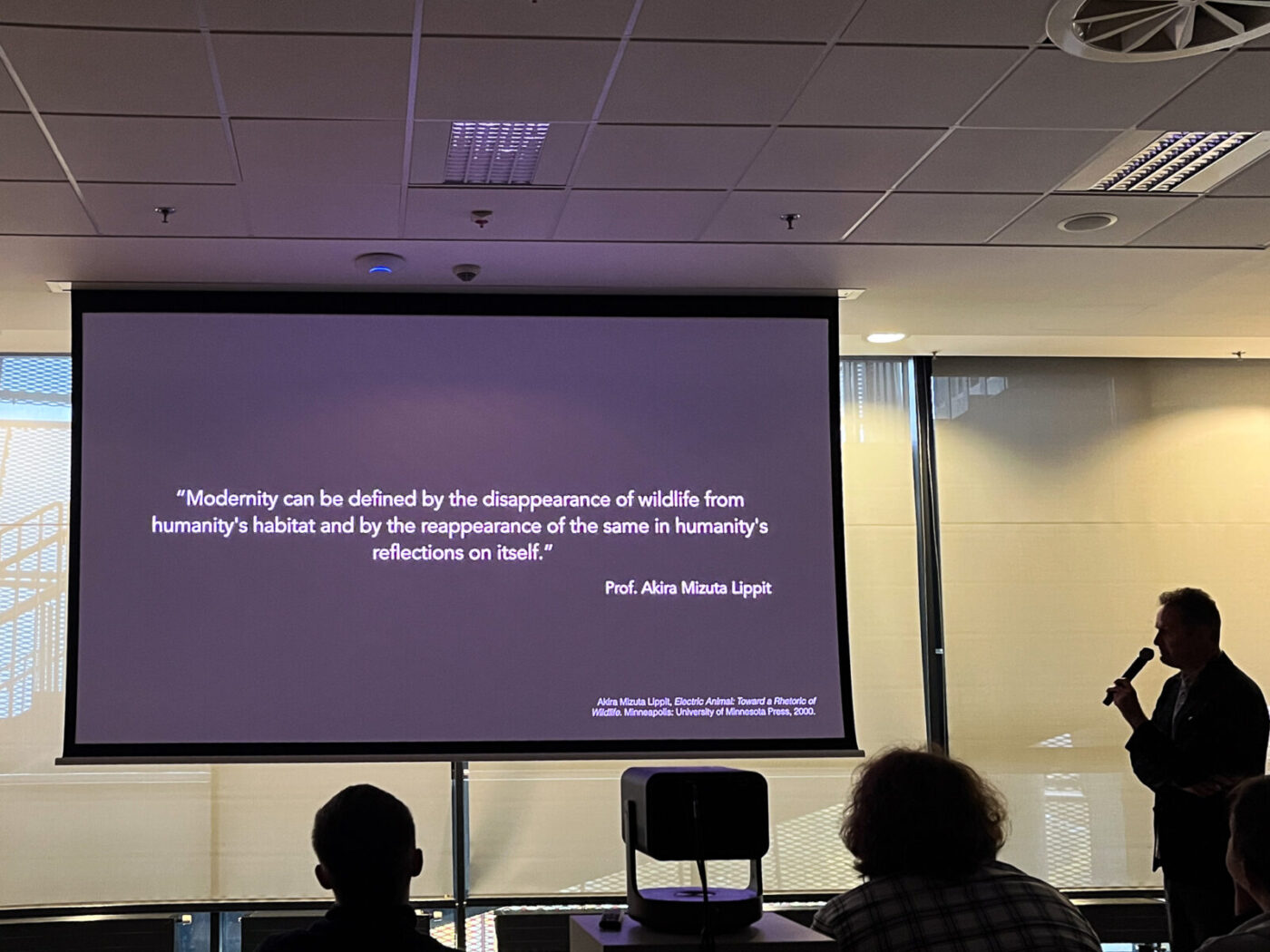 Nowoczesność można zdefiniować przez znikanie dzikiej przyrody z siedlisk ludzkości i ponowne pojawianie się tejże w ludzkich refleksjach o sobie.