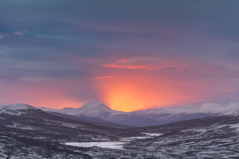 Przepiękny arktyczny poranek z magicznym światłem w Parku Narodowym Dovrefjell w Norwegii