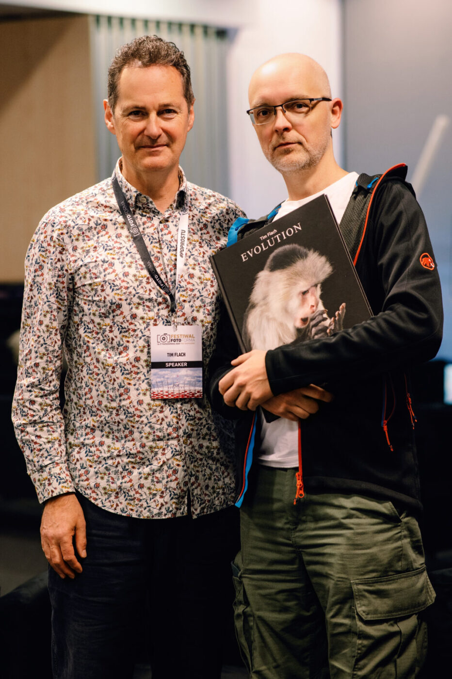 Tim Flach i autor artykułu z podpisanym albumem Evolution.